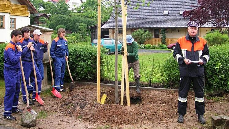 In der Jugendgruppe der Feuerwehr Unterpreppach engagierte sich im Jahr 2007 Jonas Ludewig (4. von links) beim Pflanzen der Florianslinde am Ruppacher Weg. Zweiter von links sein "Spezl" Markus Hämmerlein, der ihn zur Jugendfeuerwehr brachte. Foto: Helmut Will