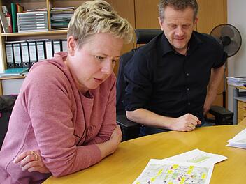 Manja Hünlein und Markus Franz gehen beim Pressegespräch die Stationen durch. Foto: Marco Meißner