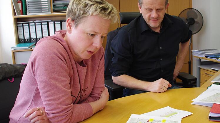 Manja Hünlein und Markus Franz gehen beim Pressegespräch die Stationen durch. Foto: Marco Meißner