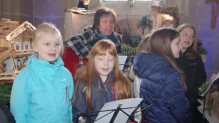 Ehemalige Kinder des Rosenberg-Kindergartens sorgten f&uuml;r die musikalische Umrahmung der Er&ouml;ffnung. Foto: Heike Sch&uuml;lein