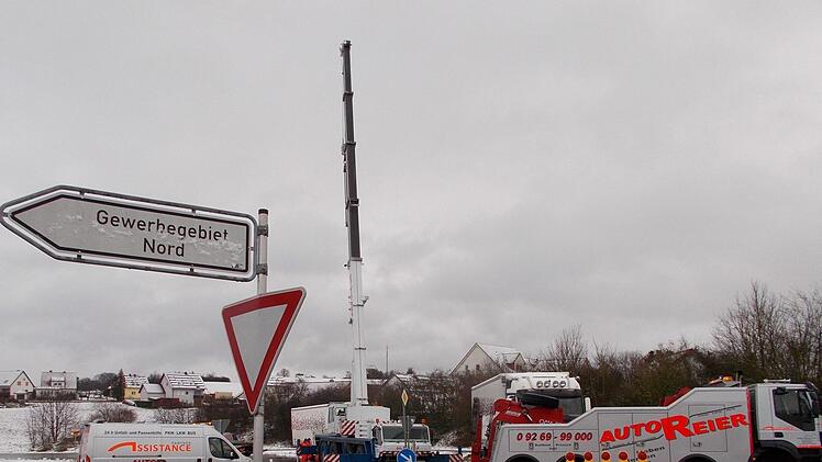 Die Bergung des Lkw  Foto: Michael Stelzner