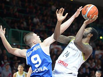De'Mon Brooks (rechts) will erneut sein Durchsetzungsvermögen unter Beweis stellen. Bei der Hinspielniederlage bei Banvit Bandirma war er mit 26 Punkten Bayreuther Topscorer. Foto: Peter Mularczyk