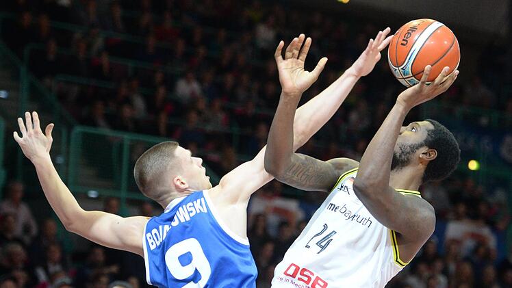 De'Mon Brooks (rechts) will erneut sein Durchsetzungsvermögen unter Beweis stellen. Bei der Hinspielniederlage bei Banvit Bandirma war er mit 26 Punkten Bayreuther Topscorer. Foto: Peter Mularczyk