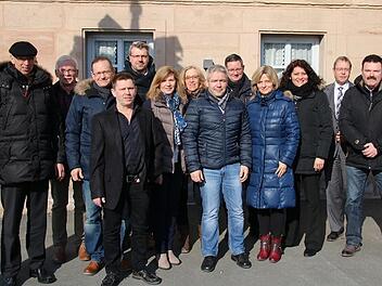 Treue Mitarbeiter ehrte die Mediengruppe Oberfranken (von links): Geschäftsführer Walter Schweinsberg, Roland Geist (Leiter Weiterverarbeitung), Jürgen Worschech (25 Jahre dabei), Ludwig Luthardt (25), Michael Hahn (Leiter Verkauf Innendienst), Edith Springs (25), Heidi Dehler (40 Jahre dabei), Marco Piskol (25), Sparten-Geschäftsführer Druckereien Jörg Schild-Müller, Sigrid Burger (40), Eva Förtsch  (POS Managerin), Verkaufsleiter Dirk Seidler und Arno Beyer (40). Foto: Jürgen Gärtner