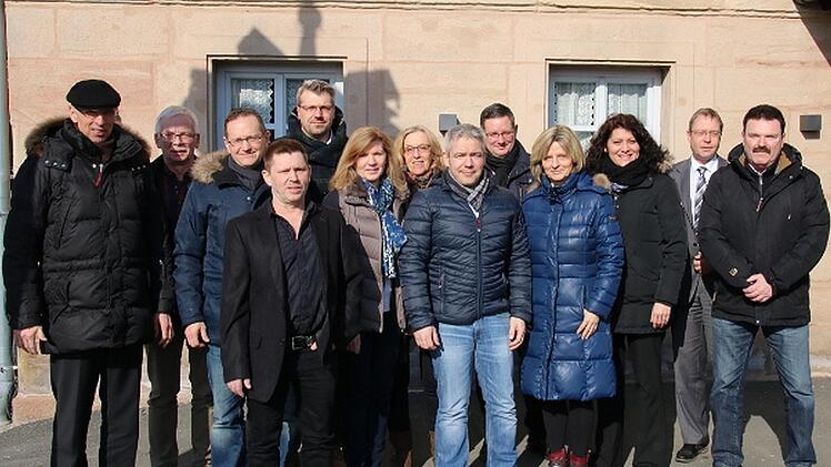 Treue Mitarbeiter ehrte die Mediengruppe Oberfranken (von links): Geschäftsführer Walter Schweinsberg, Roland Geist (Leiter Weiterverarbeitung), Jürgen Worschech (25 Jahre dabei), Ludwig Luthardt (25), Michael Hahn (Leiter Verkauf Innendienst), Edith Springs (25), Heidi Dehler (40 Jahre dabei), Marco Piskol (25), Sparten-Geschäftsführer Druckereien Jörg Schild-Müller, Sigrid Burger (40), Eva Förtsch  (POS Managerin), Verkaufsleiter Dirk Seidler und Arno Beyer (40). Foto: Jürgen Gärtner