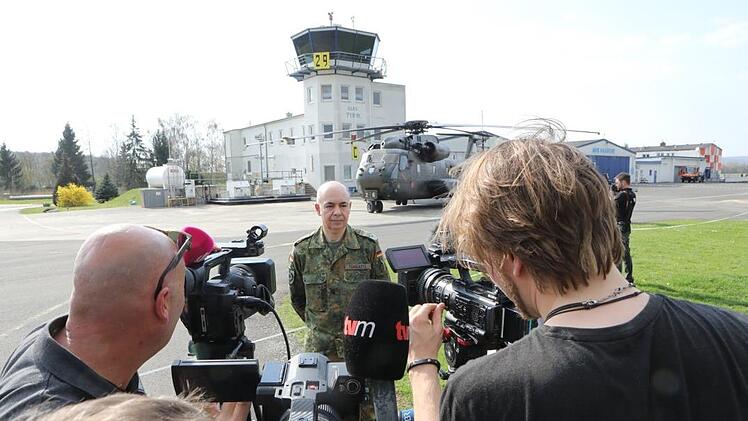 Bundeswehr-Pressesprecher Stefano Toneatto gibt Medienvertretern Auskunft über die Ereignisse am Flugplatz.
