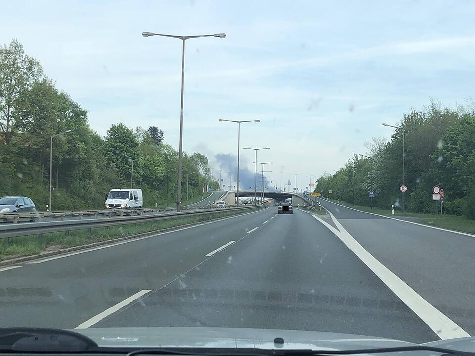 Großbrand in Nürnberg: Rauchwolken ziehen über die Stadt
