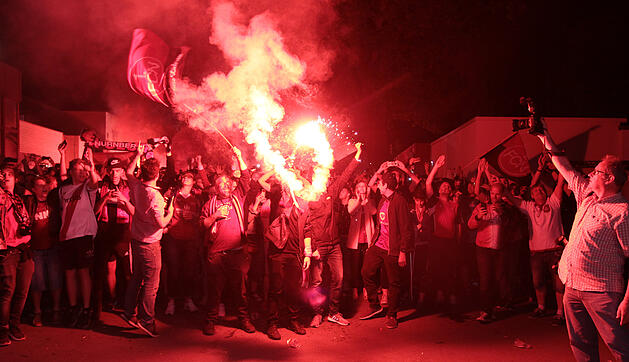1. FCN steigt auf: Fans feiern in N&uuml;rnberg