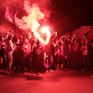 1. FCN steigt auf: Fans feiern in Nürnberg