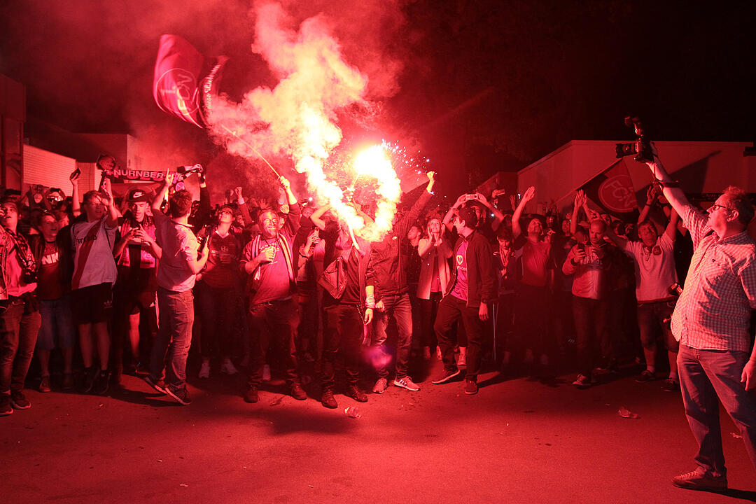 1. FCN steigt auf: Fans feiern in Nürnberg