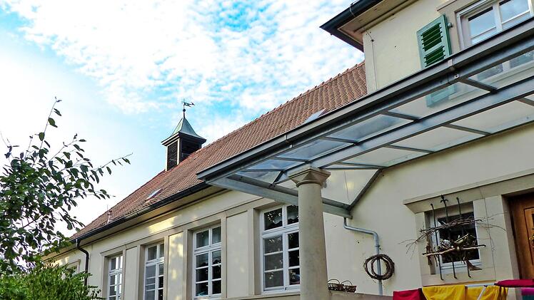 Millionenprojekt: Der Mittelteil des Stettfelder Kindergartengebäudes könnte schon bald abgerissen und durch einen Neubau ersetzt werden. Dann aber wären auch etliche Dauerprobleme ein für allemal gelöst. Foto: Christian Ziegler
