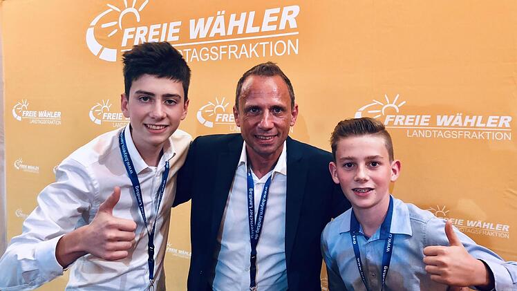 Thorsten Glauber (Mitte) feiert mit seinen Neffen Julian (rechts) und Yannik Reichold in München.  Foto: privat