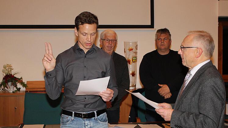 Bürgermeister Helmut Lottes vereidigt Jürgen Wimmer aus Dutendorf (links) als neues Ratsmitglied. Im Hintergrund die stellvertretenden Bürgermeister Erwin Teufel (links) und Alfred WinklerEvi Seeger