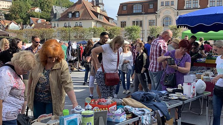 Haushaltsgegenst&auml;nde und Kleidung konnte die Flohmarkt-Besucher an diesem Stand auf dem Eku-Platz erwerben.
