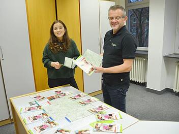Erstmalig bietet der Frankenwald Tourismus Service Center jetzt eine umfangreiche Freizeitkarte Frankenwald an, die an die landschaftlich schönsten Aussichtspunkte und Sehenswürdigkeiten durch den gesamten Frankenwald führt: bei der Vorstellung der Freizeitkarte Sarah Kestel (Assistenz der Geschäftsführung) und Geschäftsführer Markus Franz (FTSC Kronach). K.- H. Hofmann