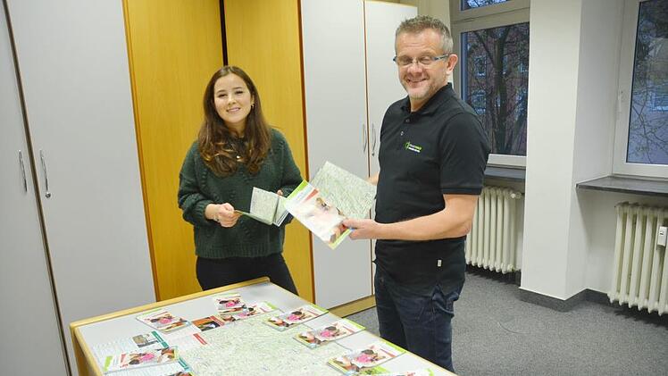 Erstmalig bietet der Frankenwald Tourismus Service Center jetzt eine umfangreiche Freizeitkarte Frankenwald an, die an die landschaftlich schönsten Aussichtspunkte und Sehenswürdigkeiten durch den gesamten Frankenwald führt: bei der Vorstellung der Freizeitkarte Sarah Kestel (Assistenz der Geschäftsführung) und Geschäftsführer Markus Franz (FTSC Kronach). K.- H. Hofmann