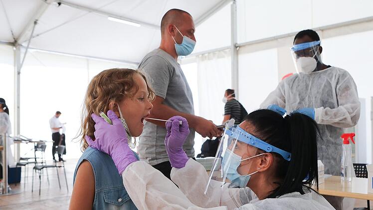 Wie lange dauert es, bis das Testergebnis kommt? Nach Auskunft des Bayerischen Gesundheitsministerium gebe es "lokale Engpässe" und somit längere Wartezeiten. Symbolbild: Barbara Herbst