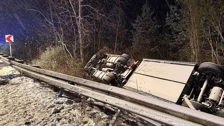 Spiegelglatte A9 bei Schnaittach: Lastwagen landet auf dem Dach