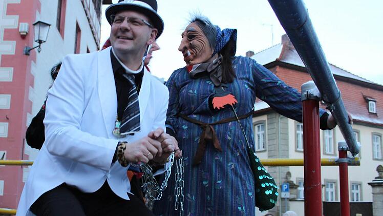 Vorsicht Hexen: Vor so viel Magie ging Bürgermeister Thomas Stadelmann in die Knie.  Fotos: Katja Kölbl