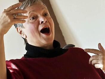 Monika Bürgener demonstriert den Teilnehmern eines Gesangskurses in Elsa, wie sie sich eine Arie aus Händels "Messias" vorstellt.Fotos: Jochen Berger