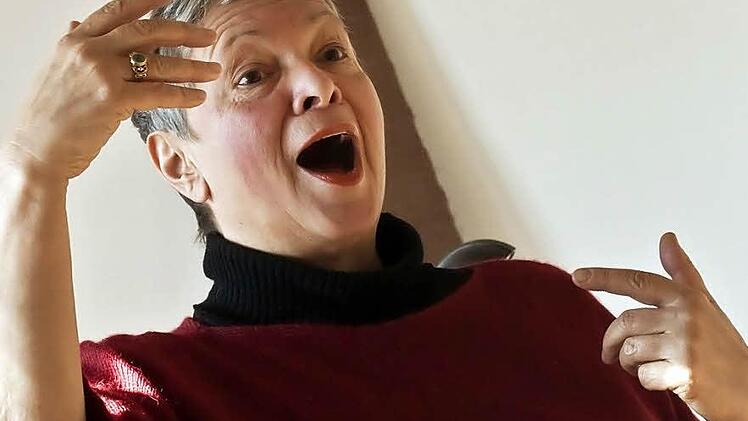 Monika Bürgener demonstriert den Teilnehmern eines Gesangskurses in Elsa, wie sie sich eine Arie aus Händels "Messias" vorstellt.Fotos: Jochen Berger