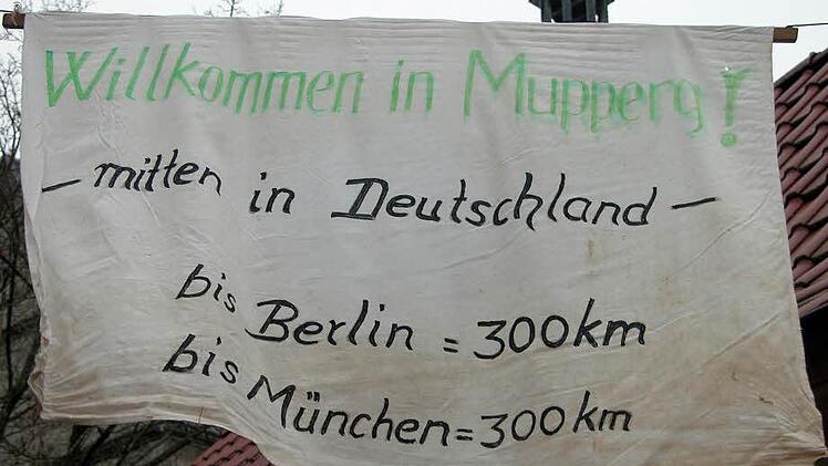 Mupperg als Mittelpunkt - jeweils 300 Kilometer von München im Süden und von Berlin im Norden entfernt