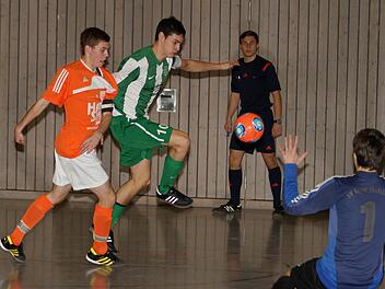 Eine Szene aus dem Auftaktspiel der Futsal-Bezirksliga Unterfranken zwischen dem SV Ebelsbach und den Spfr. Steinsfeld in der Halle am Tuchanger in Zeil: Der Steinsfelder Michael Hau (Zweiter von links) stürmt aufs Tor, sein Schuss wird aber vom Ebelsbacher Torwart Peter Trautner zur Ecke abgewehrt. Links der Ebelsbacher Sascha Brix