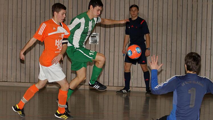 Eine Szene aus dem Auftaktspiel der Futsal-Bezirksliga Unterfranken zwischen dem SV Ebelsbach und den Spfr. Steinsfeld in der Halle am Tuchanger in Zeil: Der Steinsfelder Michael Hau (Zweiter von links) stürmt aufs Tor, sein Schuss wird aber vom Ebelsbacher Torwart Peter Trautner zur Ecke abgewehrt. Links der Ebelsbacher Sascha Brix