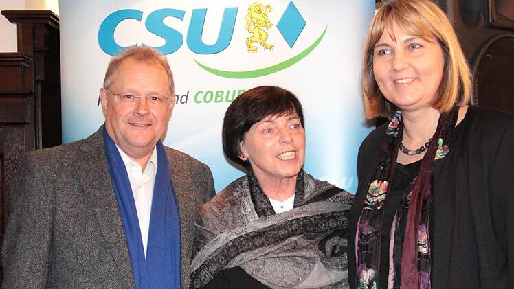 Jürgen Oehm, Vorsitzender der CSU-Stadtratsfraktion, mit der Sonneberger Landrätin Christine Zitzmann (parteilos, bis 2013 CDU) und der CSU-Kreisvorsitzenden Coburg-Stadt und Zweiten Bürgermeisterin Birgit Weber. Foto: Simone Bastian