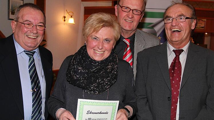 Ehrenurkunde für Olga Oschmann. Es gratulierten (von links): Hans-Dieter Scherpf, Dieter Lotze und Rudolf Romancyk, die ebenfalls eine besondere Auszeichnung erhielten.  Fotos: Gerd Schaar