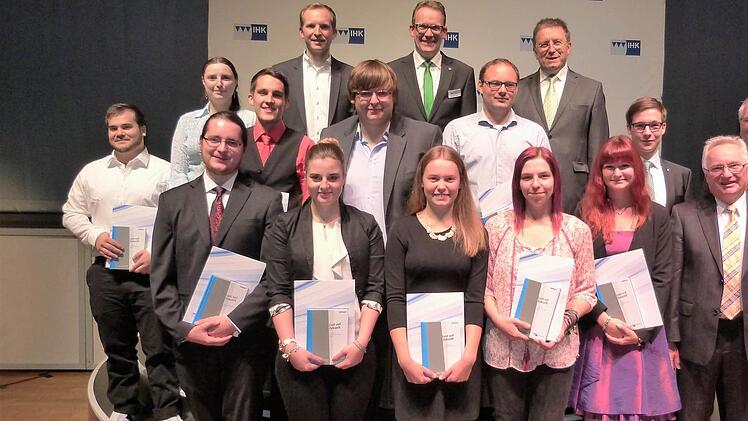 Die Prüfungsbesten der Berufsausbildung mit (obere Reihe, von links) Festredner Tobias Langmeyer, Wolfram Brehm und OB Henry Schramm, (von rechts) IHK-Vize Michael Möschel und Kreisrat Klaus Zahner.