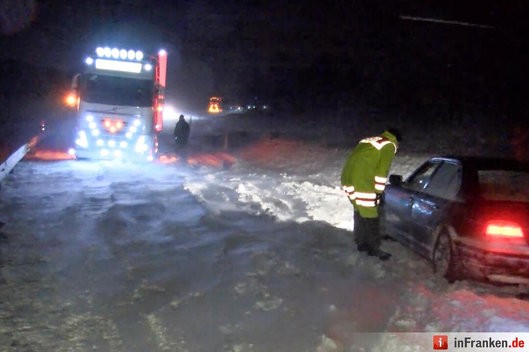 Winterchaos in Hochfranken - Laster und Autos stecken fest - Sturmböen sorgen für Schneeverwehungen - Schnee liegt auf den Straßen mehr als knöchelhoch
