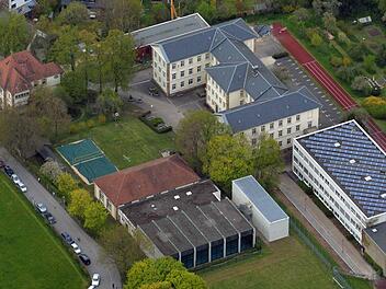 Das E.T.A.-Hoffmann-Gymnasium, das als einzige Schule in Bamberg die Mittelstufe Plus anbietet.  Foto: Ronald Rinklef