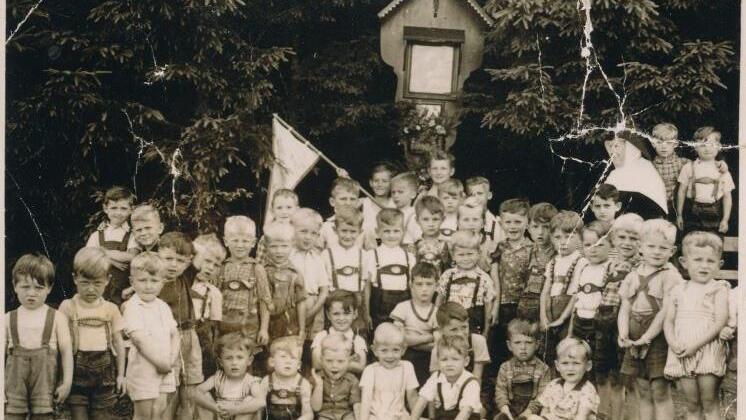 Die alten Fotos sind von den Zeichen der Zeit gezeichnet, aber trotzdem aussagekräftig. In den fünfziger Jahren führte Schwester Conzilia den Kindergarten  Foto: Chronik