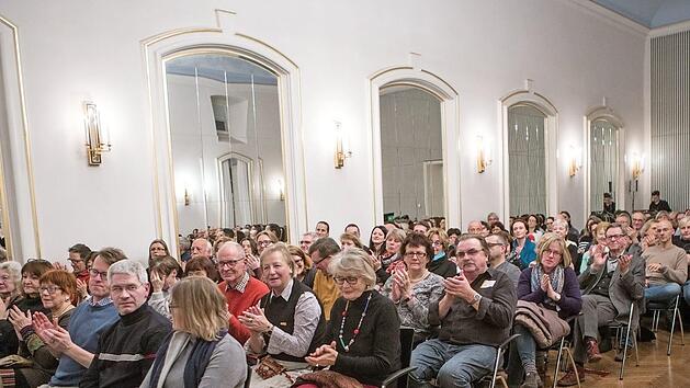 Zuschauermagnet BamLit: ein vollbesetzter Spiegelsaal der Harmonie bei der Lesung von Christoph Ransmayr im Rahmen des Festivals 2017. Foto: Barbara Herbst/Archiv