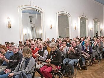 Zuschauermagnet BamLit: ein vollbesetzter Spiegelsaal der Harmonie bei der Lesung von Christoph Ransmayr im Rahmen des Festivals 2017. Foto: Barbara Herbst/Archiv