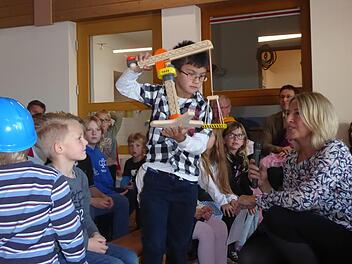 Ein Kind zeigt was es während der Bauphase gesehen hat - einen Kran.Heidi Amon