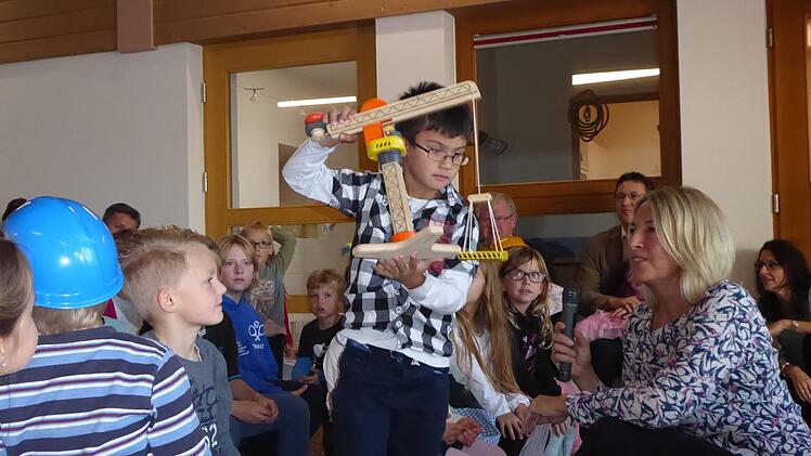 Ein Kind zeigt was es während der Bauphase gesehen hat - einen Kran.Heidi Amon