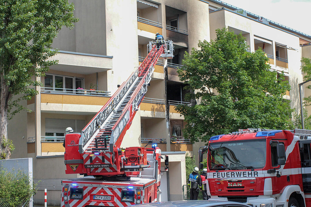 Nürnberg: Feuer in Wohnhaus - Feuerwehr rettet Bewohner