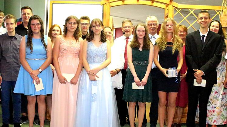 Die erfolgreichen Sch&uuml;ler mit von rechts hinten Zweiter  B&uuml;rgermeister Altenkunstadt, Georg Deuerling, Konrektorin Birgit P&ouml;rschke, Vorsitzende des Schulverbands Altenkunstadt/Burgkunstadt/Weismain,  die Burgkunstadter B&uuml;rgermeisterin  Christine Frie&szlig;, Zweiter  B&uuml;rgermeister  Weismain, Hans Schott; und Rektor Manfred HeinbuchRoland Dietz