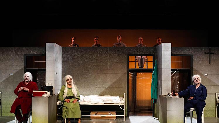 Szene aus "Forgotten Things" im Coburger Theater in der Reithalle.Foto: Henning Rosenbusch