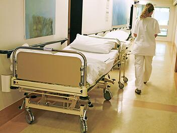 Aus f&uuml;r Pflegehelferin: Obwohl sie bereits 2017 Aussicht auf eine Ausbildung zur Pflegefachkraft hatte, musste sie Deutschland verlassen, weil ihr die Abschiebung drohte. Im August sollte sie nun zur&uuml;ck kommen, jedoch gibt es Probleme mit ihrem Visum.  Foto: Sebastian Widmann, dpa