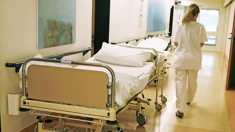 Aus f&uuml;r Pflegehelferin: Obwohl sie bereits 2017 Aussicht auf eine Ausbildung zur Pflegefachkraft hatte, musste sie Deutschland verlassen, weil ihr die Abschiebung drohte. Im August sollte sie nun zur&uuml;ck kommen, jedoch gibt es Probleme mit ihrem Visum.  Foto: Sebastian Widmann, dpa