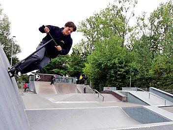 Auf der Halfpipe geht richtig was mit dem Stunt-Scooter. Das wurde auf der Nutzung von Profis gezeigt und von Herzogenauracher Talenten nachgemacht. Foto: Richard Sänger
