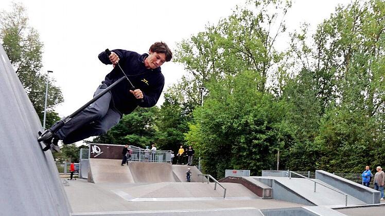 Auf der Halfpipe geht richtig was mit dem Stunt-Scooter. Das wurde auf der Nutzung von Profis gezeigt und von Herzogenauracher Talenten nachgemacht. Foto: Richard Sänger