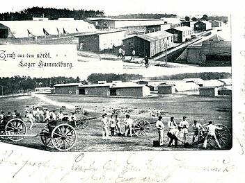 Fotografen gestalteten Postkarten vom Lager, auf denen Soldaten Grüße nach Hause schicken konnten. Fotos: Archiv Bundeswehrdienstleistungszentrum