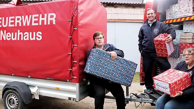 H&auml;nger und Transporter sind gleich voll. Chris Petzenka, Zweiter Kommandant Patrick Sorger und Vorsitzende Waltraud Burkhardt hatten alle H&auml;nde voll zu tun. Petzenka und Sorger brachten anschlie&szlig;end alles nach Randersacker.  Foto: Johanna Blum