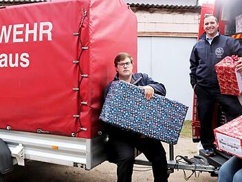Hänger und Transporter sind gleich voll. Chris Petzenka, Zweiter Kommandant Patrick Sorger und Vorsitzende Waltraud Burkhardt hatten alle Hände voll zu tun. Petzenka und Sorger brachten anschließend alles nach Randersacker.  Foto: Johanna Blum