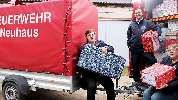 Hänger und Transporter sind gleich voll. Chris Petzenka, Zweiter Kommandant Patrick Sorger und Vorsitzende Waltraud Burkhardt hatten alle Hände voll zu tun. Petzenka und Sorger brachten anschließend alles nach Randersacker.  Foto: Johanna Blum