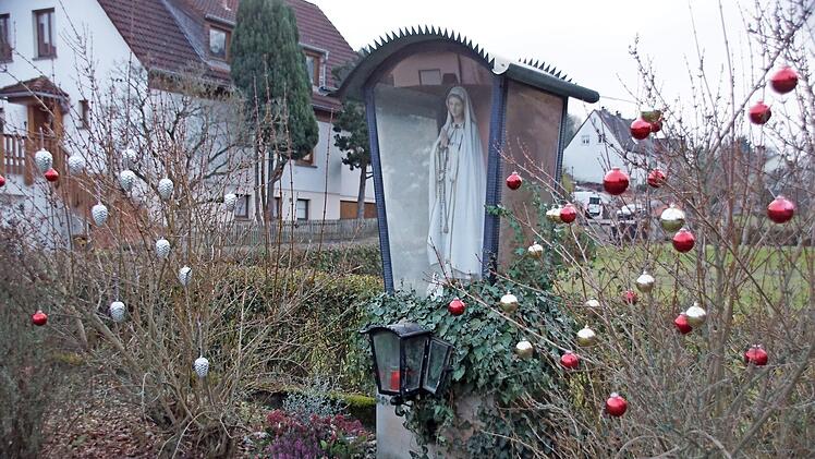 Hier an der Mariengrotte an der Weingartenstraße begann Andrea Neuß ihre öffentliche Dekoration. An Heiligabend stellt sie hier eine Krippe zur Muttergottes.  Fotos: Sabine Weinbeer
